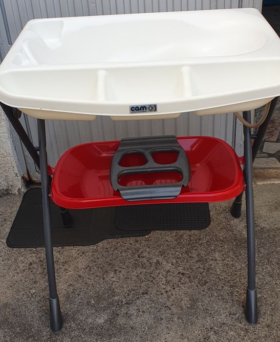 Muda fraldas com banheira portátil