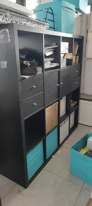 Czarny drewniany regał