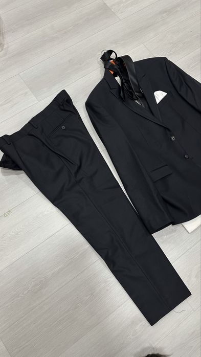 Костюм: піджак, брюки, рубашка, краватка