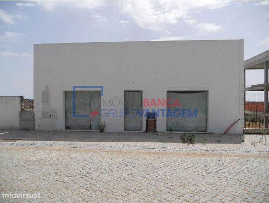Lote de terreno urbano com 670m2, destinado a comércio e com constr...
