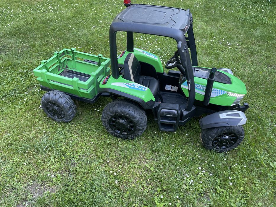 Traktor elektryczny dla dzieci z napedem 4x4 oraz przyczepką.