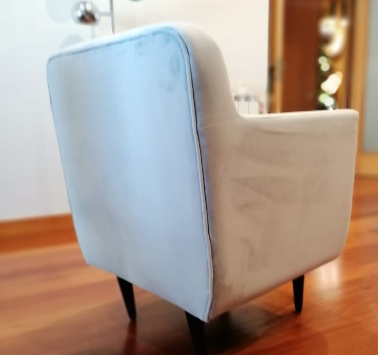 Cadeirão em tecido cinza aveludado