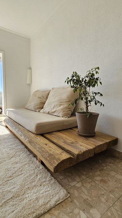 Sofá rústico feito com sulipas