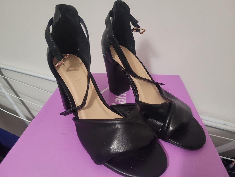 Czarne buty na obcasie