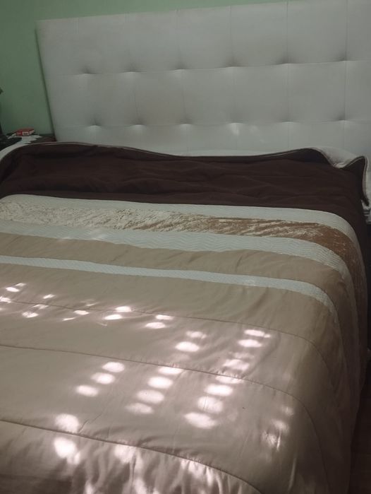 Vendo cama sommier  com grande espaço para arrumações .