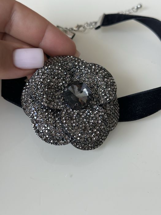 Роскошный чокер на шею с цветком усеянным камнями