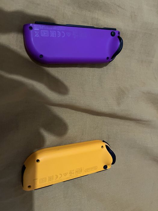 2 x Joy-Con Nintendo Originais (Amarelo + Roxo) + Capas – Estado Impecável