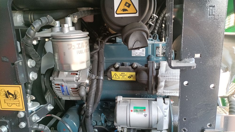 escav/giratoria nova cabinada, 2000kg motor Kubota
