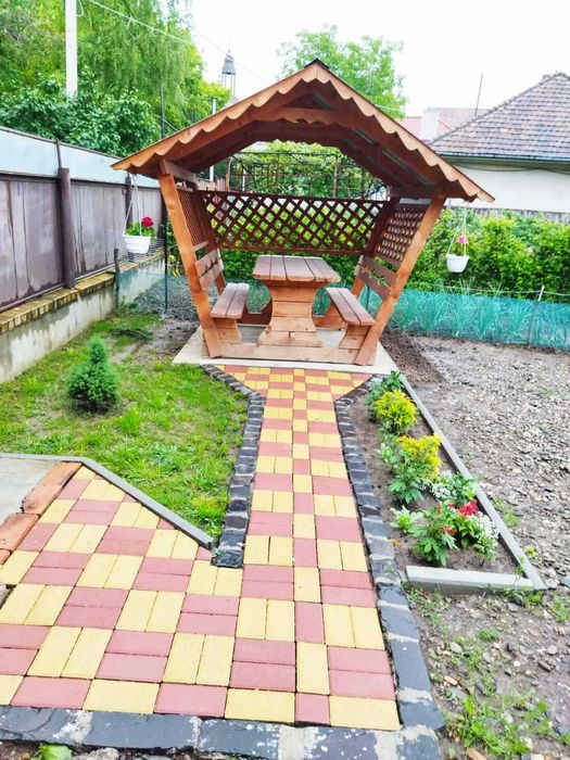 Біля басейнів, окремий вхід.