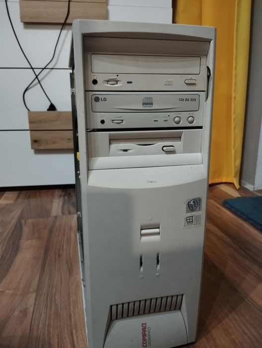 Komputer Compaq bez kilku części