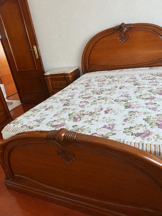 Mobília de Quarto em Madeira Maciça