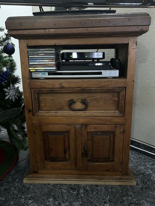 Movel em madeira com gaveta e portas de arrumaçao