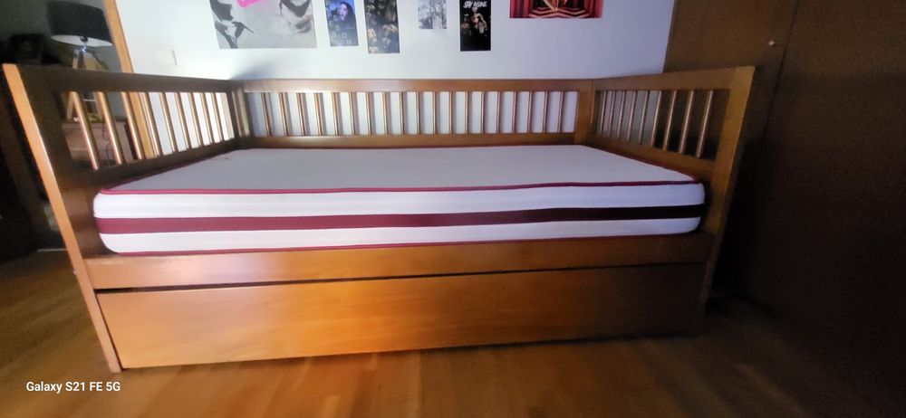 Cama de madeira maciça,  com gaveta