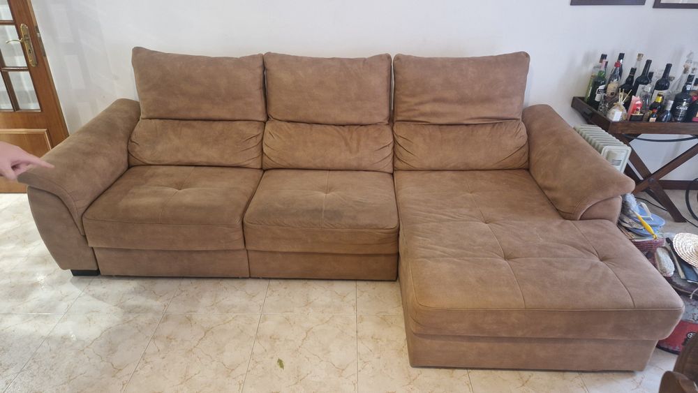 Sofá com chaise longue castanho/camel