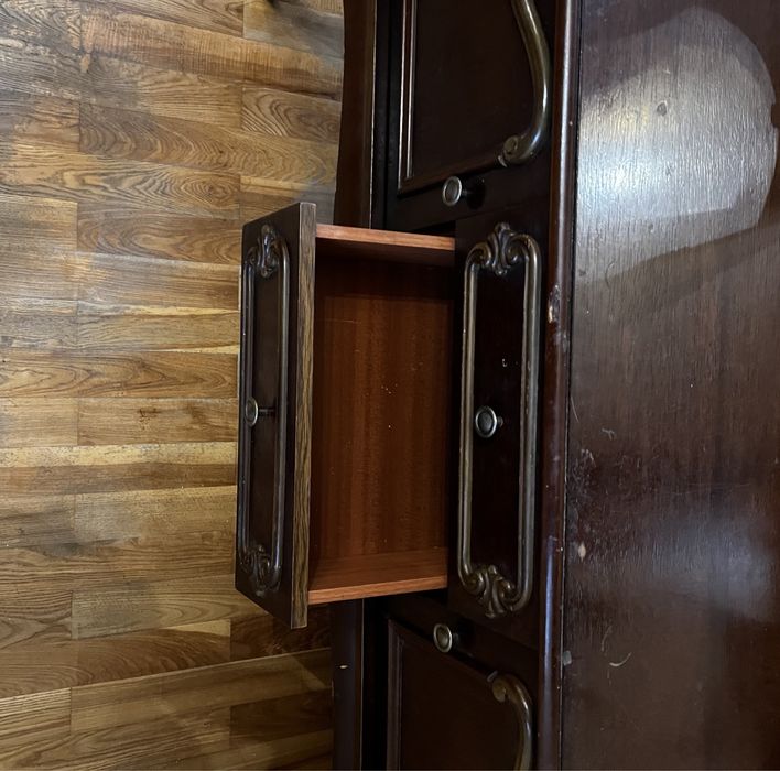 Drewniana toaletka z lustrem