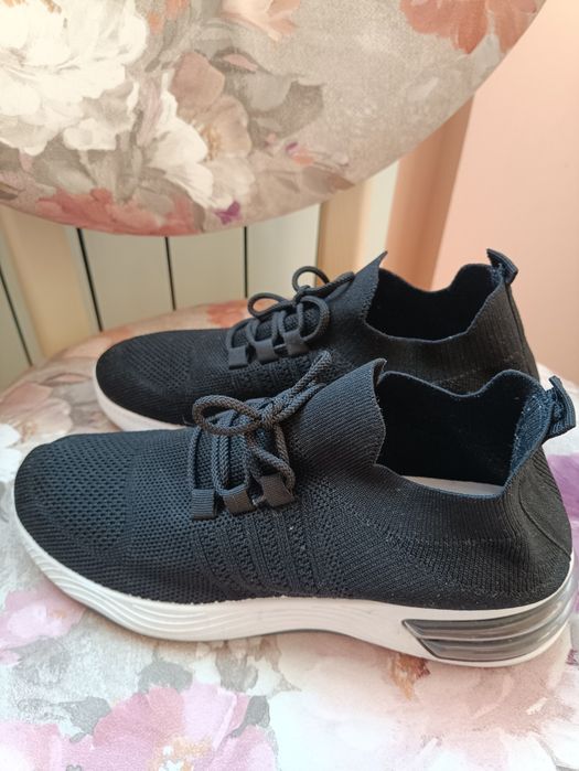 Кроссовки женские