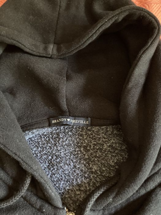 Sweatshirt com fecho Brandy Melville.