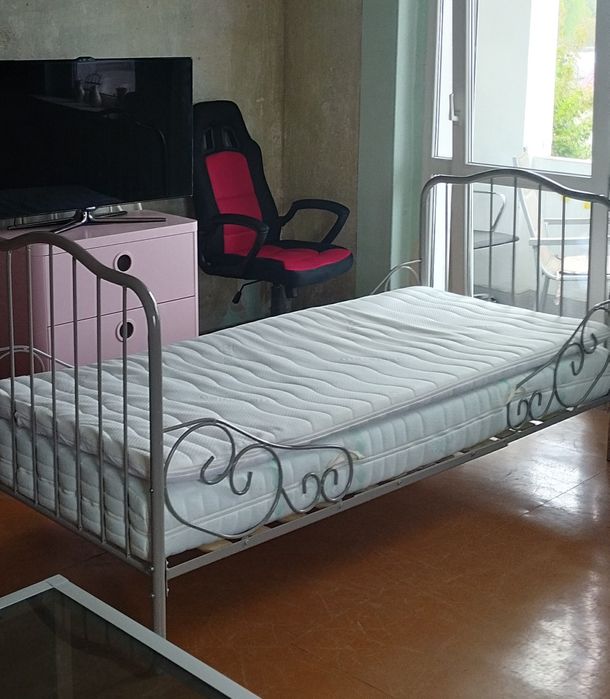 Regulowane metalowe łóżko 90x200