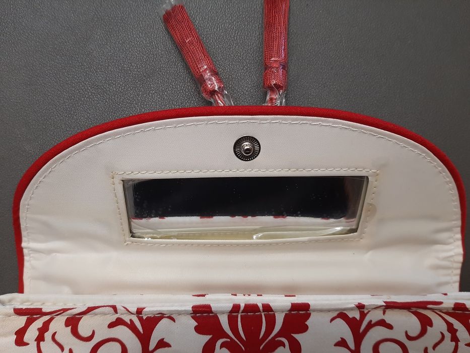 Bolsa Clarins com oferta de 4 batons Clarins
