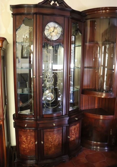 Relógio de pé antigo com pêndulo, pesos e vitrine em madeira