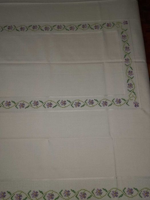 Toalha de mesa bordada à mão em ponto cruz