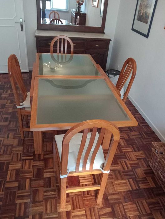 mesa de jantar com 4 cadeiras