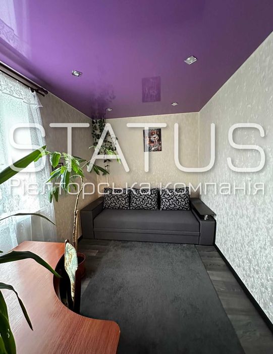 Продаж трикімнатної квартири з великою кухнею.