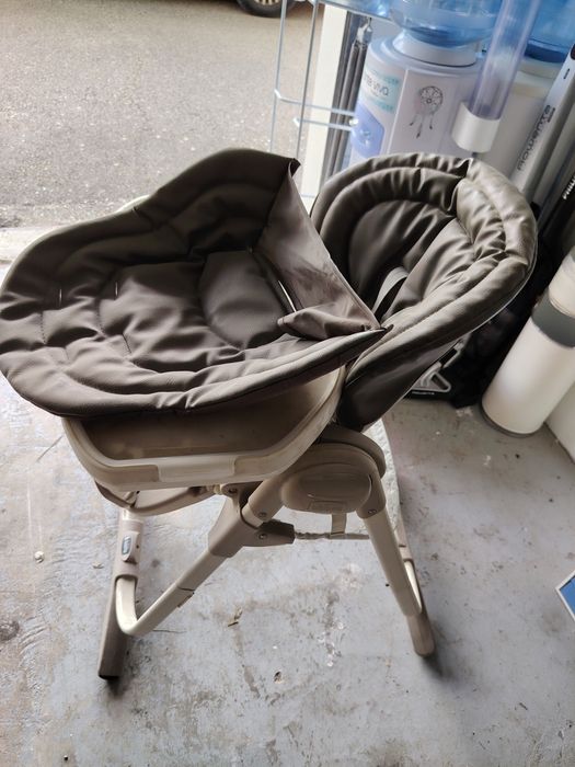 Cadeira de papa com várias funcionalidades Chicco