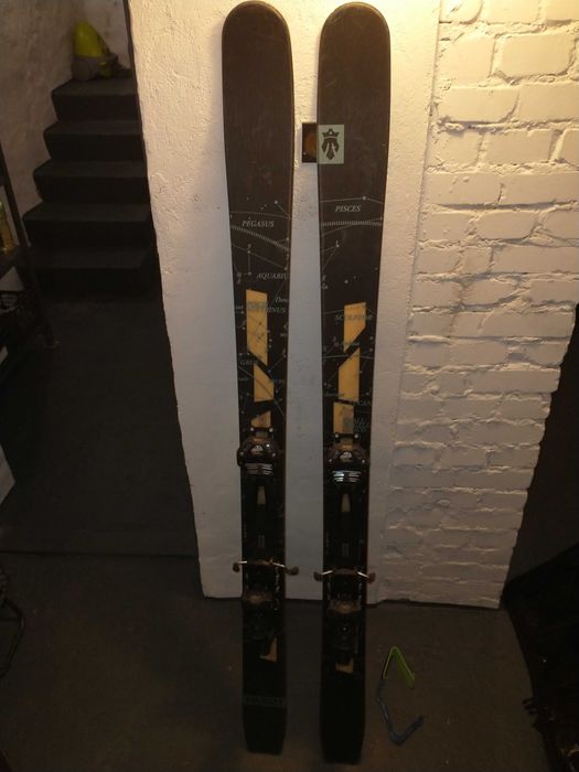 Narty Majesty SUPERNOVA LTD 177cm + Wiązania Tyrolia Adrenalin 13 L  + Foki Majesty Hybrid Skins Gamma