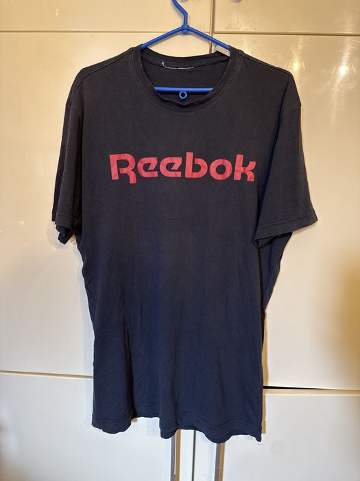 Używany czarny podkoszulek marki Reebok, rozmiar XL.