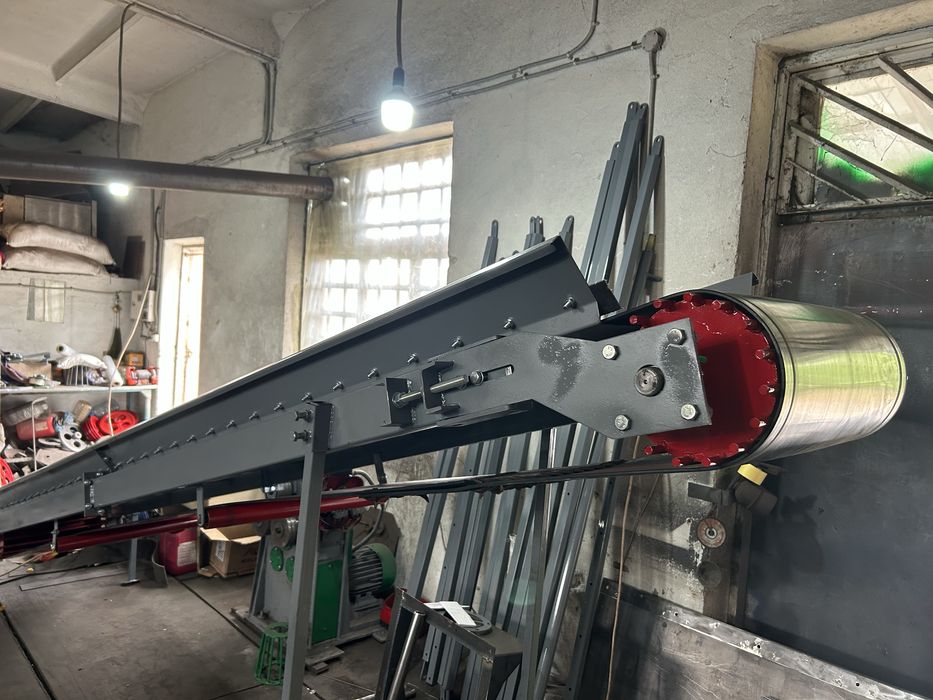 Транспортер стрічковий волокуша для переміщеняя торфу угля мішків