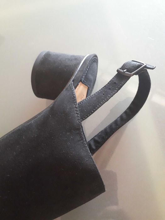 Sapatos abertos em camurça a estrear