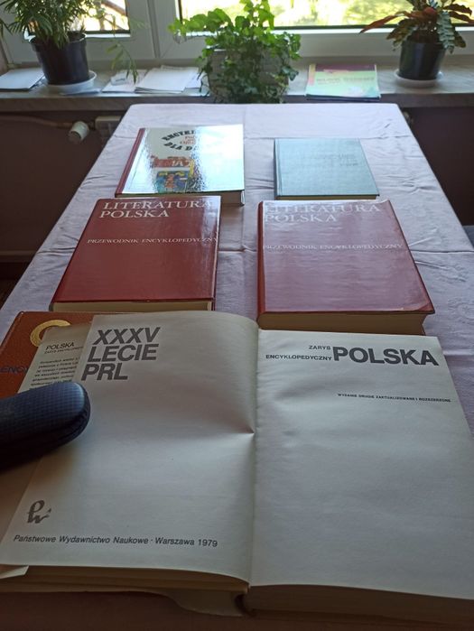 Książki z dawnych lat stare PRL dzieła słowniki