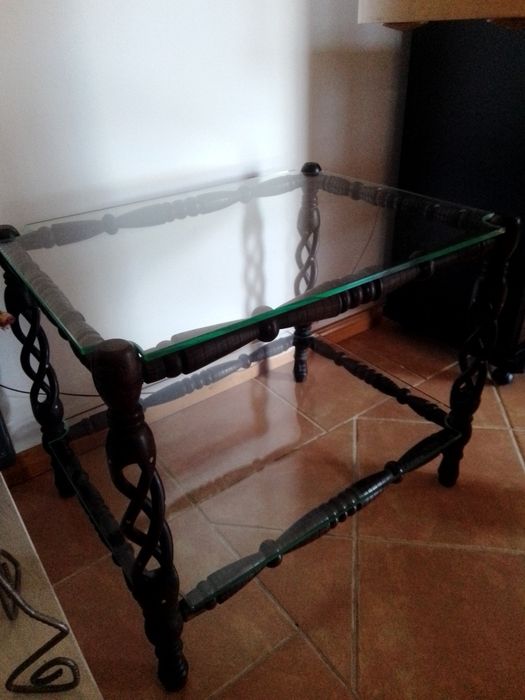Mesa , arca em madeira "a sério", candeeiro, bengala, cinzeiro, castiç