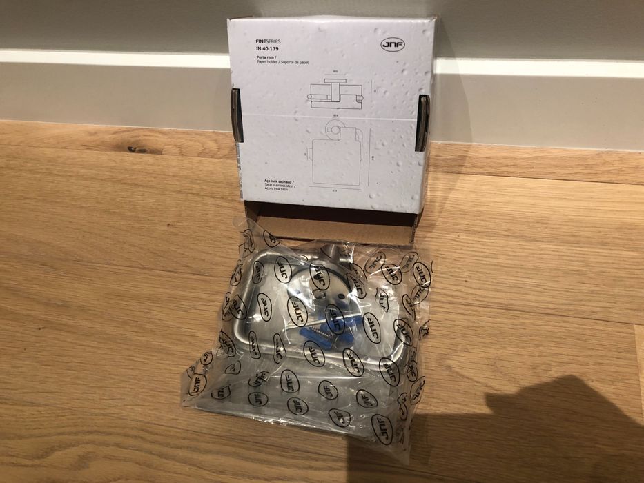 Porta-rolos e toalheiros JNF serie FINE