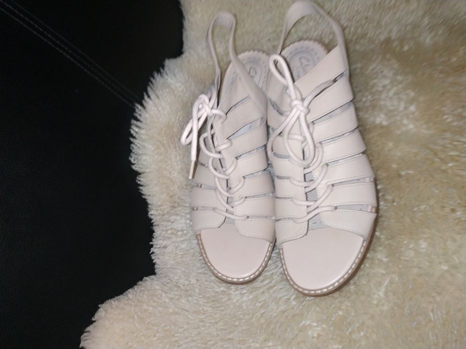 Clarks стильні босоніжки 41 р по устілці 26.6 см ширина 9 см каблук 7