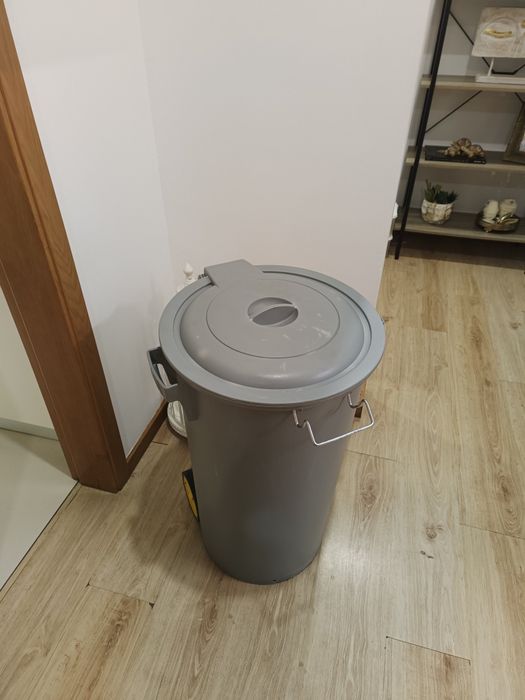 Balde de lixo grande 80L