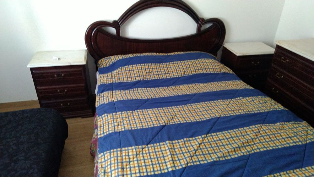 Cama casal com mesa de cabeceira