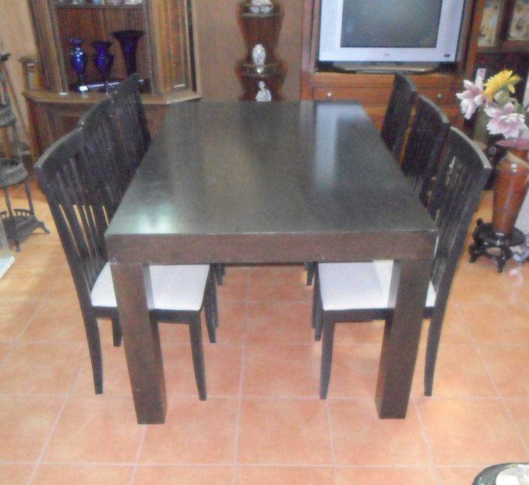 Mesa rectangular em wengué com cadeiras