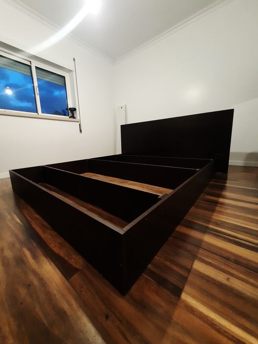 Cama de casal e mesas de cabeceira