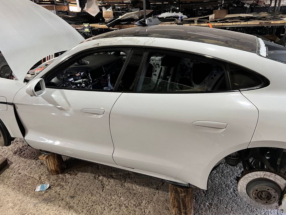Двері ліва сторона для Porsche taycan в колір