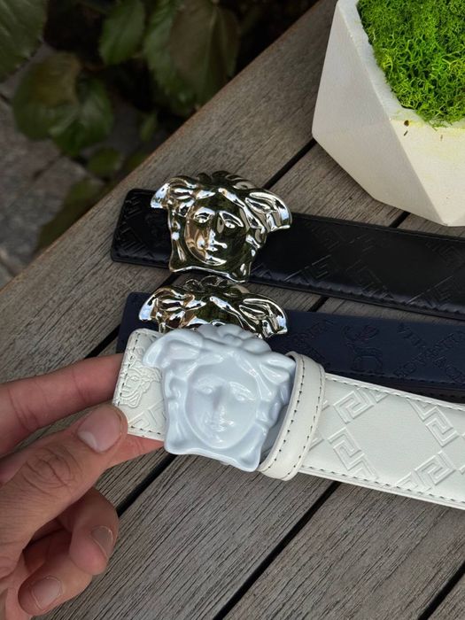 Ремінь Versace.