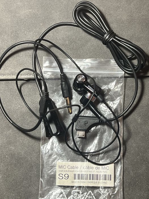 Проводные вакумные наушники Samsung.