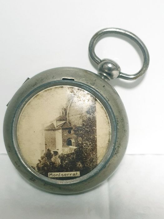 Antiga caixa de Peregrinação com copo de  Montserrat