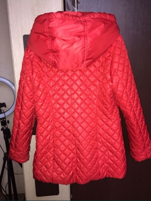 Продам курточку на девочку весна.