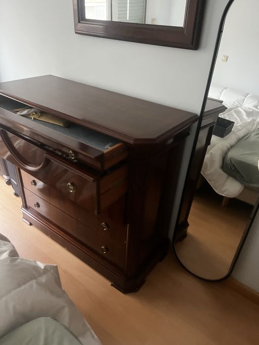 Cómoda Clássica em Madeira + Espelho Grande