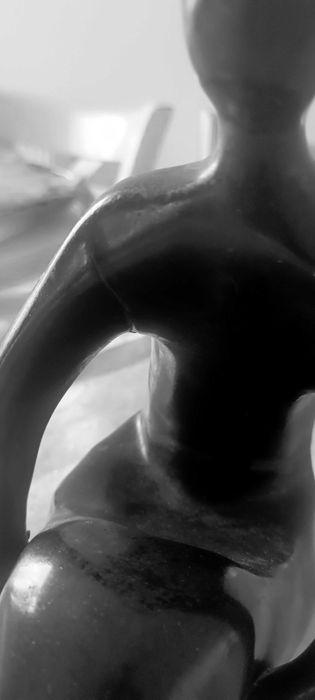 Ceramiczna figura kobiety