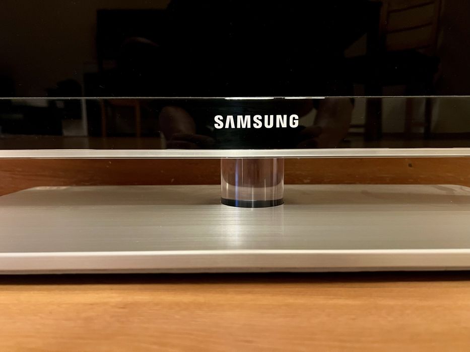 Tv Samsung Led 40” + soundbar bluethooth .como nova