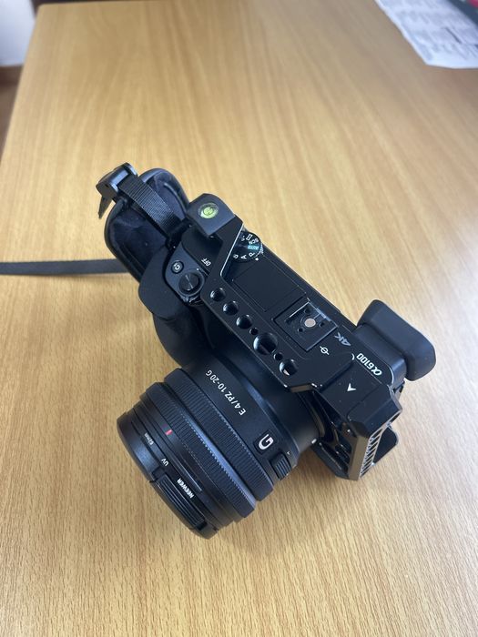 Sony A6100 APS-C 24MP 4K + 10-20mm Grande Angular + Extras