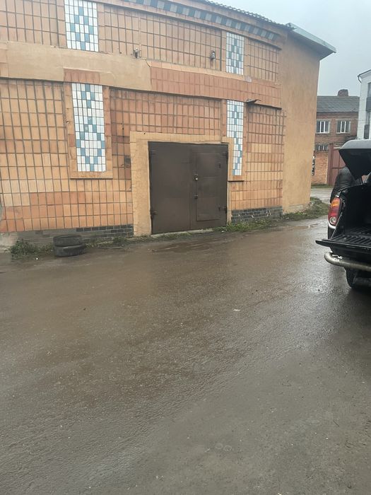 Оренда великого гаража в центрі міста